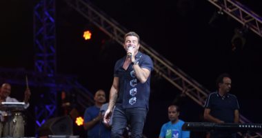 النجم عمرو دياب يبدأ حفل الغردقة بأغنية "الليلة"