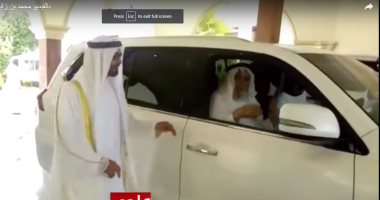 إشادة واسعة على مواقع التواصل بفيديو لمحمد بن زايد يرافق رجلا مسنا لسيارته