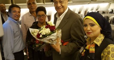 بالفيديو والصور.. رئيس نادى الزهور يستقبل السباح محمد الحسينى فى المطار