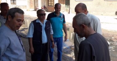 بالصور..رئيس مدينة السنطة يتابع إصلاح ماسورة صرف صحى بقرية بلاى
