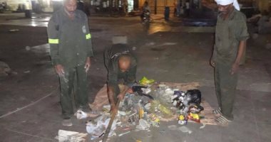بالصور.. عمال النظافة بالأقصر ينطلقون فى تنظيف الشوارع بعد احتفالات العيد