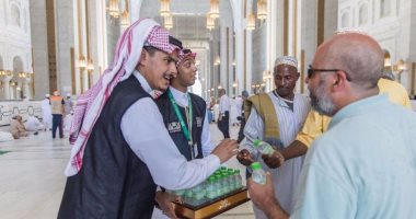 بالصور.. السعوديون يستقبلون الحجاج بماء زمزم فى الكعبة والمسجد النبوى