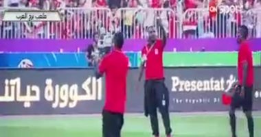  بالفيديو.. المنتخب الأوغندى يلتقط  "سيلفى" مع الجماهير بمدرجات برج العرب