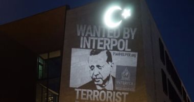 "أردوغان الإرهابى مطلوب فى الإنتربول" عبارة على مبنى سفارة تركيا ببرلين