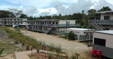 بابوا غينيا الجديدة تطلب توضيحات من أستراليا مع اقتراب إخلاء مخيم للاجئين