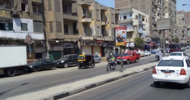 الـ"توك توك" يتحدى القوانين ويسير بحرية فى شارع شبرا وسط غياب المرور