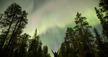 بالصور.. شفق مدهش يضىء سماء فنلندا بألوان عديدة