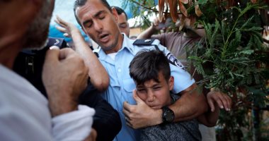 بالصور.. قوات الاحتلال تعتقل طفلا فلسطينا رفض إخلاء منزل لصالح مستوطنين