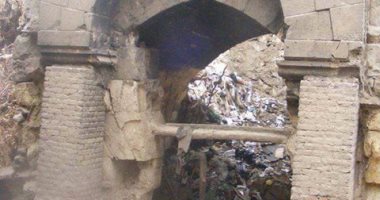 بالصورة.. باب البرقية الأثرى بالدراسة غارق فى مستنقع للقمامة