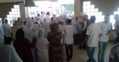 بالصور.. موظفو مستشفى المعمورة بالإسكندرية يطالبون بصرف مستحقاتهم المتأخرة