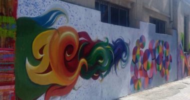 بالصور .. طلاب فنون إسكندرية يزينون حوائط الكلية استعداداً للعام الدراسى الجديد