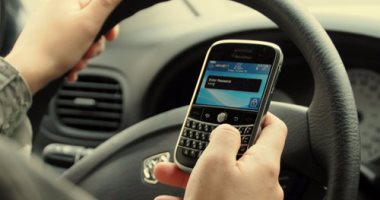 استطلاع: غالبية قائدى السيارات يستخدمون هواتفهم على الطريق