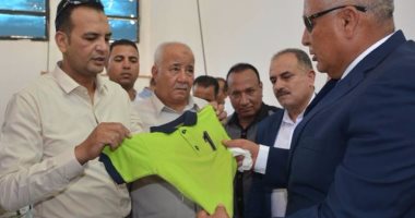 محافظ الوادى الجديد يوجه بتوفير الزى المدرسى الموحد للطلاب الأيتام مجانا  