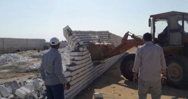 بالصور .. إزالة التعدىات على أراض أملاك الدولة ببنى مزار بالمنيا
