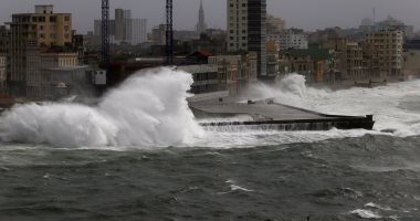 بالفيديو.. إعصار إرما يهاجم العاصمة الكوبية بأمواج عالية