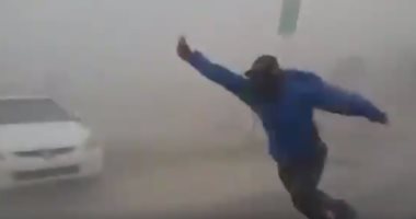 بالفيديو.. جنون التصوير.. شاب يحاول التقاط سيلفى داخل اعصار ارما