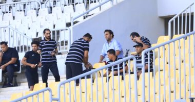 ميدو يدير مباراة دجلة أمام المصرى من مدرجات برج العرب
