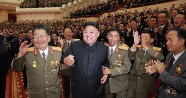 زعيم كوريا الشمالية يعد بتطوير الأسلحة النووية ويقلد علماء الصواريخ أوسمة 