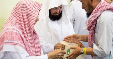 بالصور.. رئاسة الحرمين الشريفين تودع ضيوف الرحمن بالهدايا
