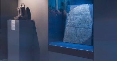 بالصور.. متحف مكتبة الإسكندرية يعرض قطعة طبق الأصل لحجر رشيد