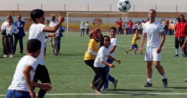 بالصور.. الأردن يفتتح ملعب كرة قدم للاجئين السوريين بمخيم الزعترى