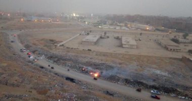 حرق القمامة بمدخل شارع الورشة فى مدينة نصر.. والأهالى يستغيثون