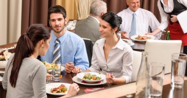 مطعم استرالى ينتصر للسيدات ويفرض 18% زيادة على أسعار طلبات الرجل 