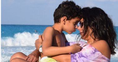 إنجى المقدم تنشر صورة على شاطئ البحر بصحبة ابنها