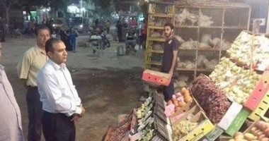 رئيس مدينة أبوقرقاص بالمنيا يتابع الالتزام بـ"التسعيرة" فى السوق الشرقى