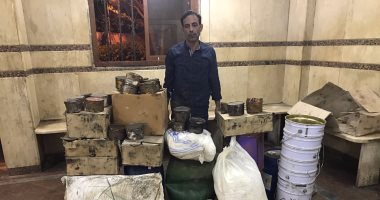 القبض على صاحب مخزن يجمع مخلفات مصانع لإعادة تعبئتها وبيعها بمنشأة ناصر
