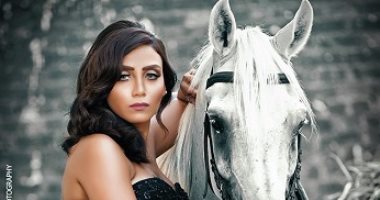 شاهد أحدث فوتوسيشن لخلود عز منظمة ملكة جمال مصر للسياحة على ظهر الحصان