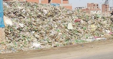 شكوى من احتلال تجار القمامة لطريق الغار بالزقازيق.. وقارئ يطالب نقلهم خارج المدن