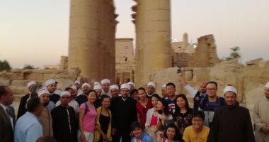 وزير الأوقاف يلتقط صورا مع السائحين فى زيارته معبد الأقصر ومسجد أبو الحجاج