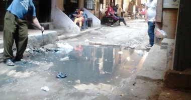 المجارى تغرق شارع محمد نوار ببشتيل.. والأهالى "عاوزين حل جذرى"