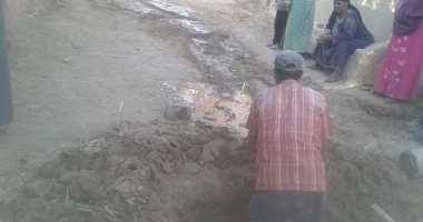 بالفيديو والصور.. انفجار خط مياه يغرق 3 منازل بقرية الهنداو فى الداخلة