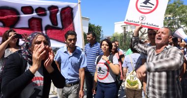 بالصور.. تونسيون يتظاهرون رفضا لقانون العفو عن متورطين فى الفساد