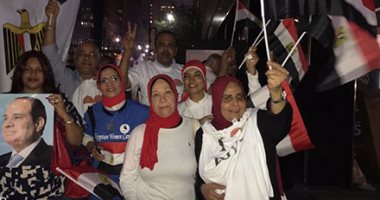 بالصور.. مصريو نيويورك يستقبلون السيسى بالأعلام وتيشيرتات "تحيا مصر"