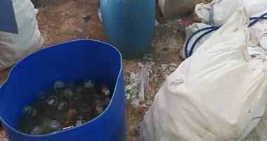 بالصور.. ضبط مصنع عصير يستخدم زجاجات مجمعة من القمامة والمستشفيات بسوهاج