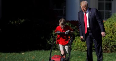 بالفيديو والصور.. "جناينى البيت الأبيض".. ترامب يحقق أمنية طفل ويوظفه "يوم واحد" لجز العشب