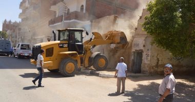 بالصور ..رئاسة مركز الخارجة تزيل منازل تهدد حياة المواطنين