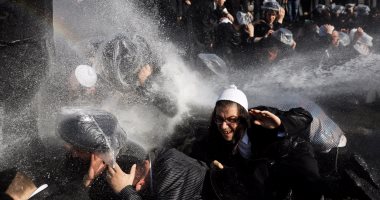 بالصور.. اشتباكات بين الشرطة الإسرائيلية ويهود بسبب رفض التجنيد