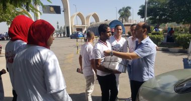 بالصور.. طلاب من أجل مصر مبادرة طلابية لاستقبال الزملاء الجدد بجامعة أسيوط