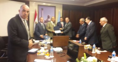 وزير التنمية المحلية يكرم 3 رؤساء أحياء بالإسكندرية