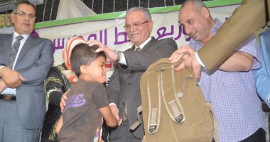 بالصور .. محافظ المنيا يوزع حقائب مدرسية قدمتها مؤسسة خيرية بمغاغة