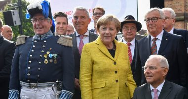 بالصور..ميركل ورئيس المفوضية الأوروبية يحتفلان بميلاد وزير المالية الألمانى