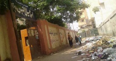 القمامة تحاصر مدرسة إسماعيل القبانى بالزاوية الحمراء قبل أيام من بدء الدراسة