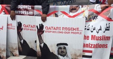 بالصور.. لافتات ضد قطر بنيويورك "ليس لداعمى الإرهاب مكان بالأمم المتحدة"