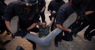 بالصور.. الشرطة الإسبانية تسحل متظاهرين مؤيدين لاستفتاء انفصال كتالونيا