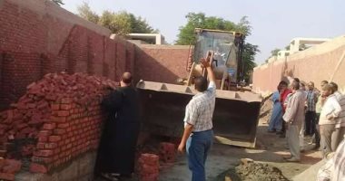 بالصور .. إزالة 9 مقابر بقرية مشيدة على أراضى زراعية بقليوب
