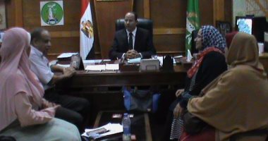 رئيس مدينة بركة السبع يجتمع بمسئولى الصحة والتعليم استعداداً للعام الدراسى